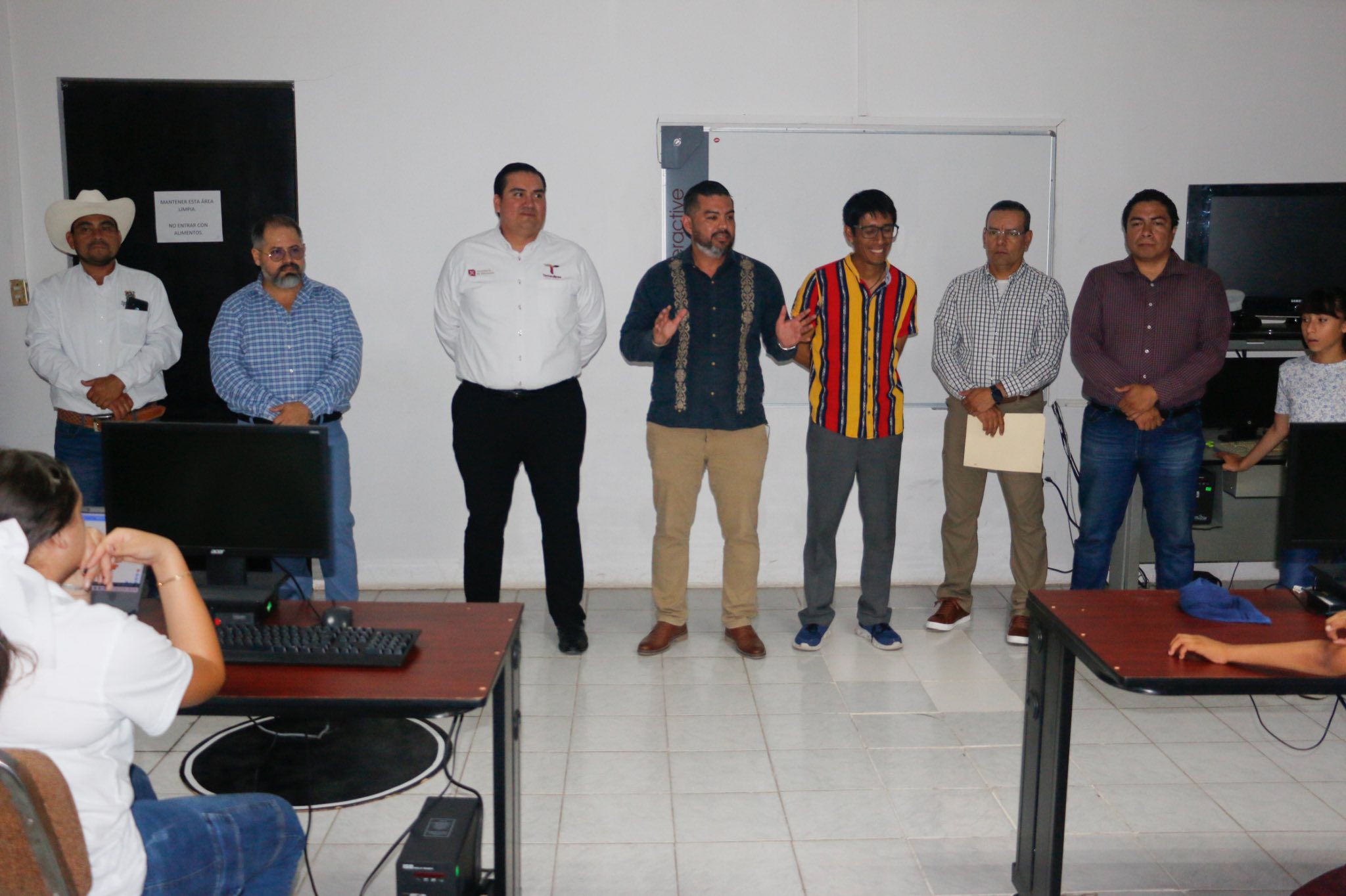 Niñas y niños de San Nicolás visitan el Centro Estatal de Tecnología Educativa.